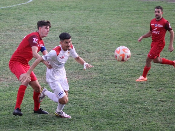 Un jugador del Martos intenta marcharse del marcaje de Fabio Muñoz (PACO CASTILLO) Un jugador del Martos intenta marcharse del marcaje de Fabio Muñoz (PACO CASTILLO)