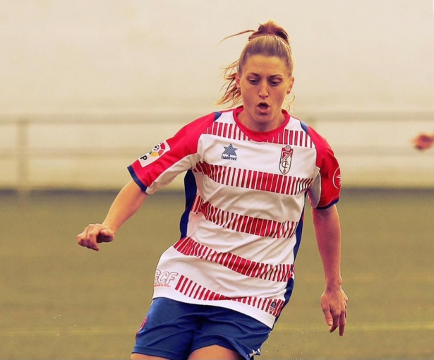 Thais García con la camiseta del Granada CF Femenino Thais García con la camiseta del Granada CF Femenino