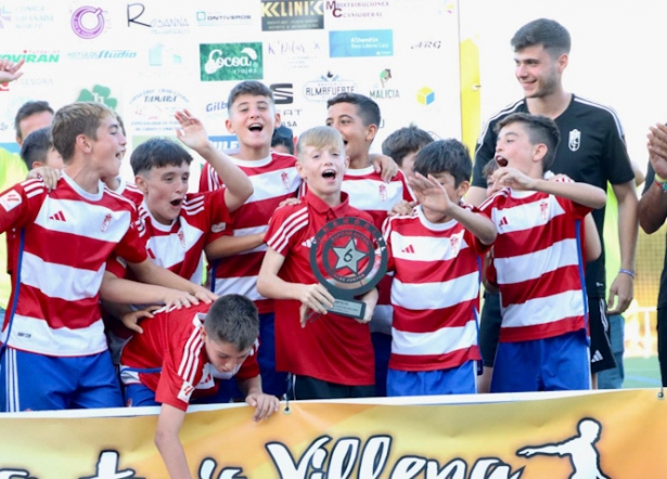 Los alevines del Granada CF reciben el trofeo (JOSÉ ANDRÉS FERNÁNDEZ) Los alevines del Granada CF reciben el trofeo (JOSÉ ANDRÉS FERNÁNDEZ)