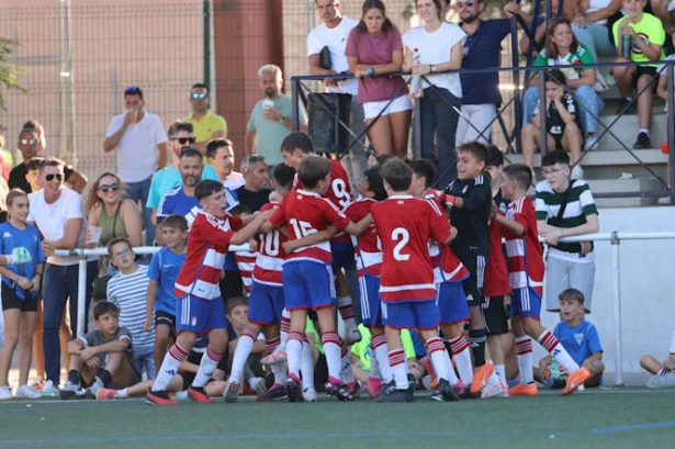 El Granada CF celebra el título (JOSÉ ANDRÉS FERNÁNDEZ)