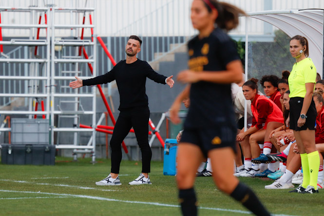 El entrenador del Granada CF Femenino, Roger Lamesa durante el partido (DAVID TORRES)