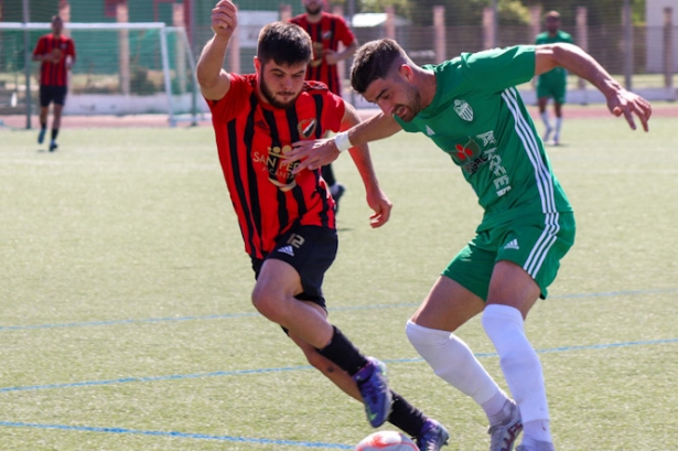 Marcos Toro pelea por el balón (CRISTIAN FERNÁNDEZ) Marcos Toro pelea por el balón (CRISTIAN FERNÁNDEZ)