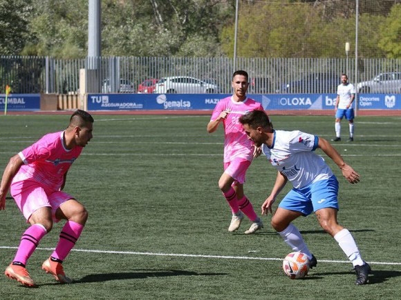 Javi del Moral controla el balón ante el visitante Steven (MIGUEL JÁIMEZ) Javi del Moral controla el balón ante el visitante Steven (MIGUEL JÁIMEZ)