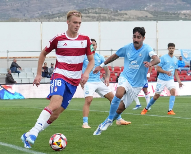 Griger avanza con el balón (GRANADA CF)