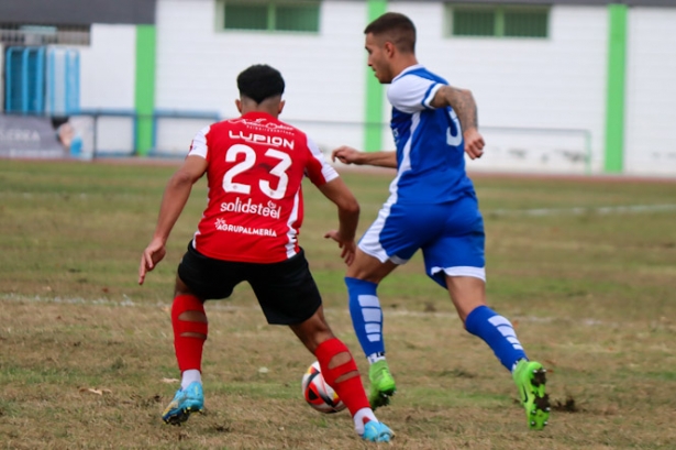 Capilla avanza con el balón (CRISTIAN FERNÁNDEZ) 