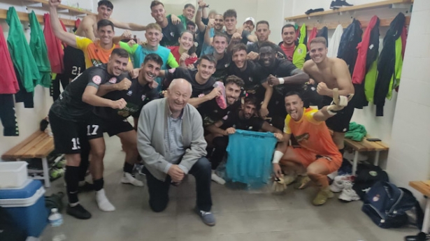 El Huétor Vega celebra la victoria conseguida ante el Atlético Mancha Real (CD HUÉTOR VEGA) El Huétor Vega celebra la victoria conseguida ante el Atlético Mancha Real (CD HUÉTOR VEGA)