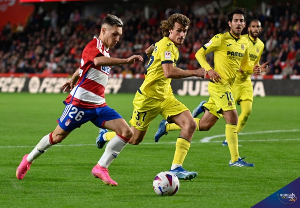 Bryan, que realizó un gran partido, en una jugada de ataque ante el Villarreal (JOSÉ M. BALDOMERO)