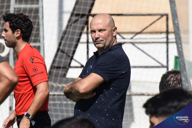 Thierry Pérez durante el partido ante el Atlético Melilla (JOSÉ M. BALDOMERO) 