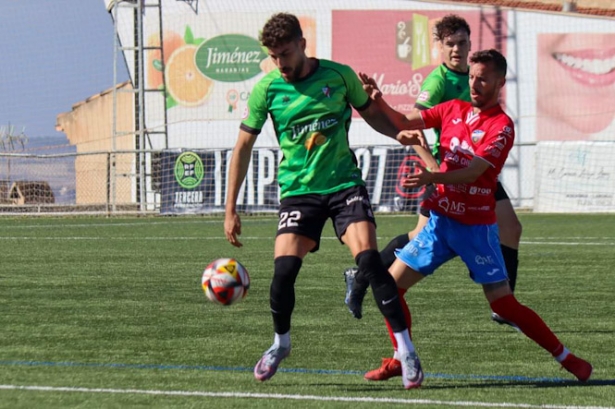 Dani Salvatierra protege el balón (CRISTIAN FERNÁNDEZ) 