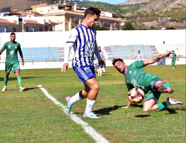 Mario Alonso (CF Motril) y Fran Moreno (Mancha Real) mantuvieron una interesante pugna (SEMANARIO MUCHO DEPORTE) Mario Alonso (CF Motril) y Fran Moreno (Mancha Real) mantuvieron una interesante pugna (SEMANARIO MUCHO DEPORTE)