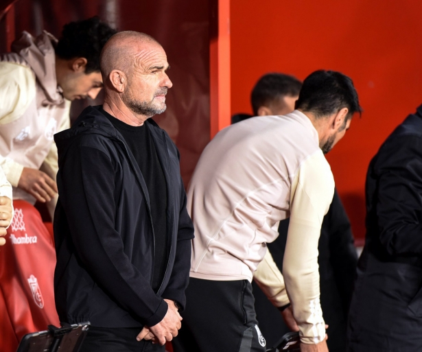 Paco López, entrenador del Granada CF, antes de comenzar el encuentor en el banquillo (JOSÉ M. BALDOMERO) Paco López, entrenador del Granada CF, antes de comenzar el encuentor en el banquillo (JOSÉ M. BALDOMERO)