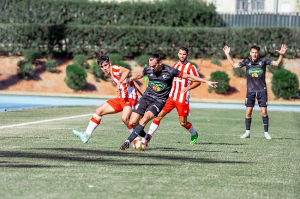 Rober Prieto entre dos jugadores del Almería B (UD ALMERÍA) Rober Prieto entre dos jugadores del Almería B (UD ALMERÍA)
