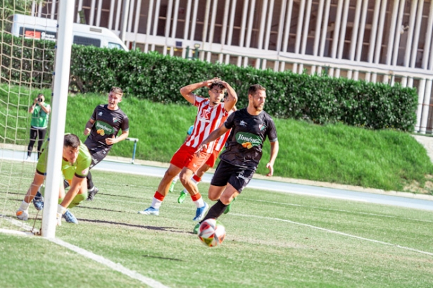 Luis Lozano saca el balón del área (UD ALMERÍA)