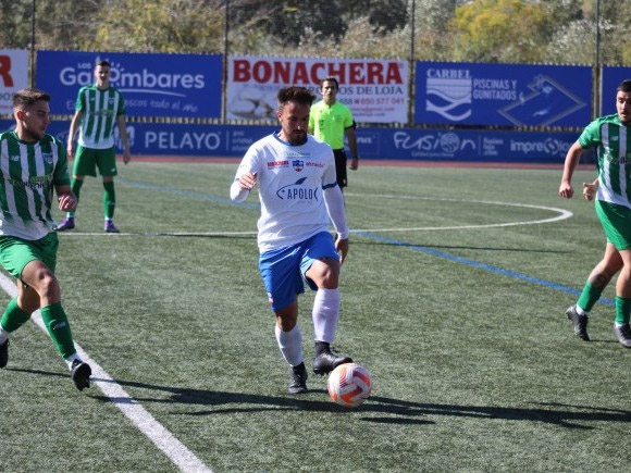 Javi del Moral controla el balón entre dos jugadores del Benagalbón (MIGUEL JÁIMEZ) Javi del Moral controla el balón entre dos jugadores del Benagalbón (MIGUEL JÁIMEZ)