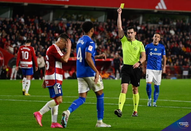 Momento en el que Bryan Zaragoza ve la tarjeta ante el Getafe CF (JOSÉ M. BALDOMERO) Momento en el que Bryan Zaragoza ve la tarjeta ante el Getafe CF (JOSÉ M. BALDOMERO)