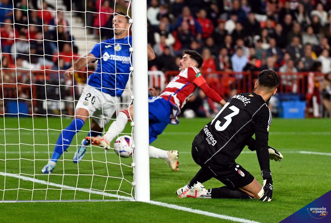 Neva evitó en la línea de gol el segundo tanto del Getafe CF en el último encuentro (JOSÉ M. BALDOMERO)