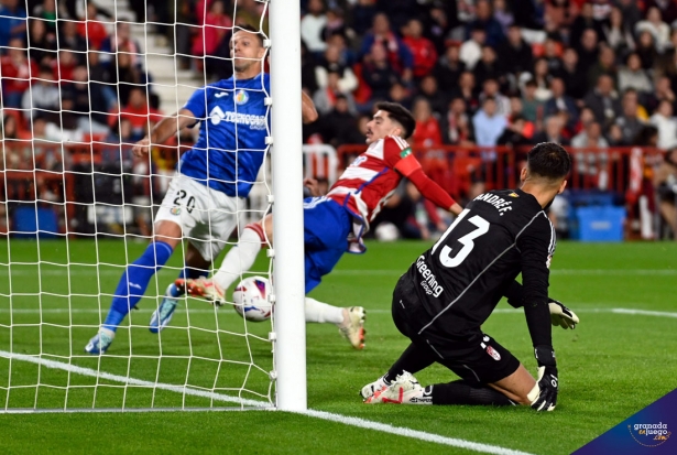 Neva evitó en la línea de gol el segundo tanto del Getafe CF en el último encuentro (JOSÉ M. BALDOMERO) Neva evitó en la línea de gol el segundo tanto del Getafe CF en el último encuentro (JOSÉ M. BALDOMERO)