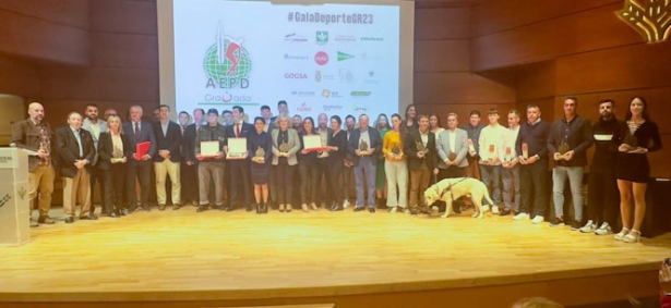 Foto de familia con los premiados (CRISTIAN FERNÁNDEZ) 