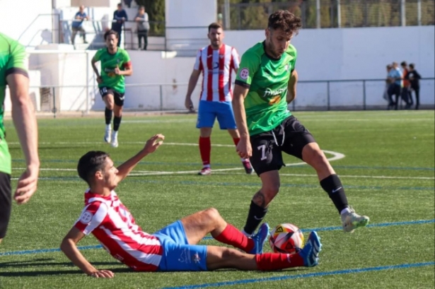 Jorge Vela recibe una entrada de un jugador almeriense (CRISTIAN FERNÁNDEZ) Jorge Vela recibe una entrada de un jugador almeriense (CRISTIAN FERNÁNDEZ)