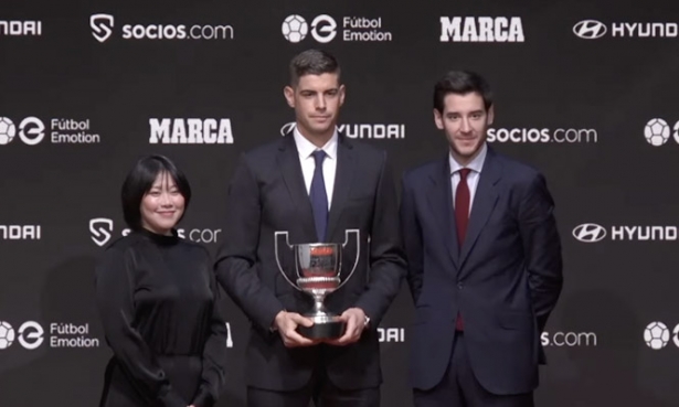 Raúl Fernández recibe el galardón (MARCA) Raúl Fernández recibe el galardón (MARCA)