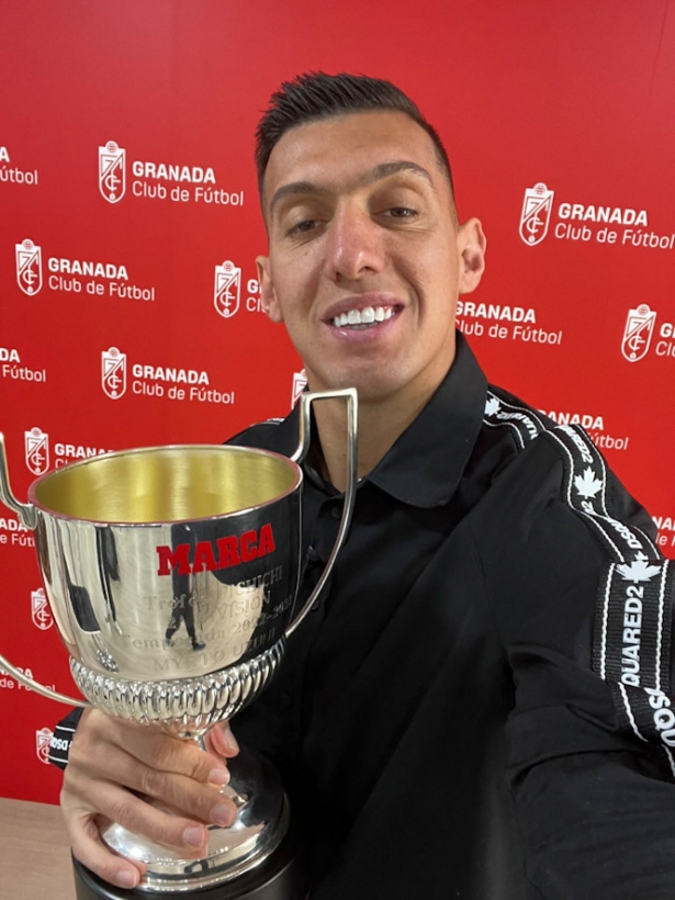 Myrto Uzuni con el trofeo (MARCA)