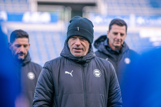 Luis García Plaza durante un entrenamiento con el Alavés (DEPORTIVO ALAVÉS)