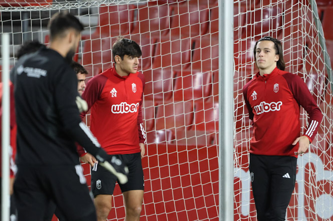 Álvaro Carreras, a la derecha, en el entrenamiento de esta tarde en Los Cármenes (JOSÉ ANDRÉS FERNÁNDEZ)