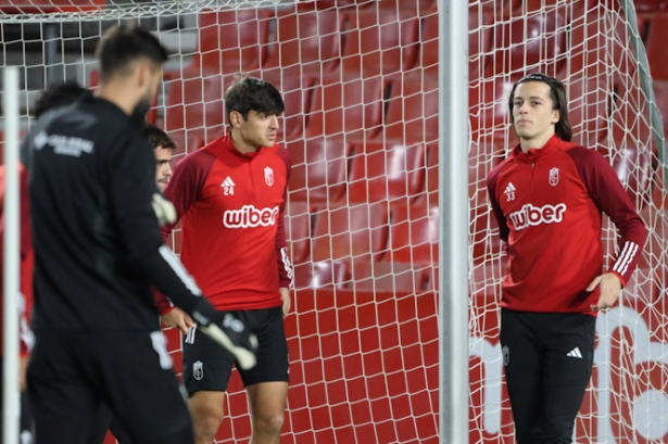 Álvaro Carreras, a la derecha, en el entrenamiento de esta tarde en Los Cármenes (JOSÉ ANDRÉS FERNÁNDEZ) Álvaro Carreras, a la derecha, en el entrenamiento de esta tarde en Los Cármenes (JOSÉ ANDRÉS FERNÁNDEZ)