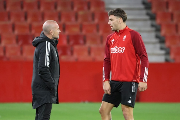 Paco López da instrucciones a Lucas Boyé (JOSÉ ANDRÉS FERNÁNDEZ)
