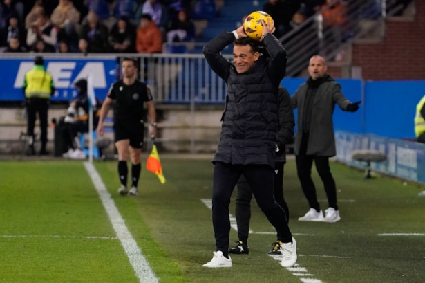 Luis García devuelve el balón al campo (LOF) Luis García devuelve el balón al campo (LOF)