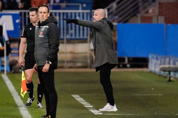 Paco López da instrucciones durante el partido (LOF) Paco López da instrucciones durante el partido (LOF)