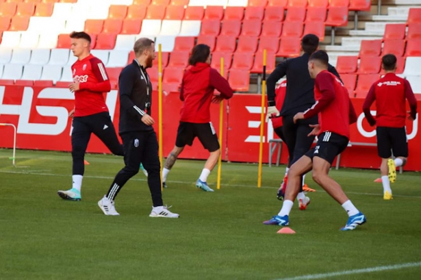 Primer entrenamiento de Alexander Medina con el Granada CF (CRISTIÁN FERNÁNDEZ)