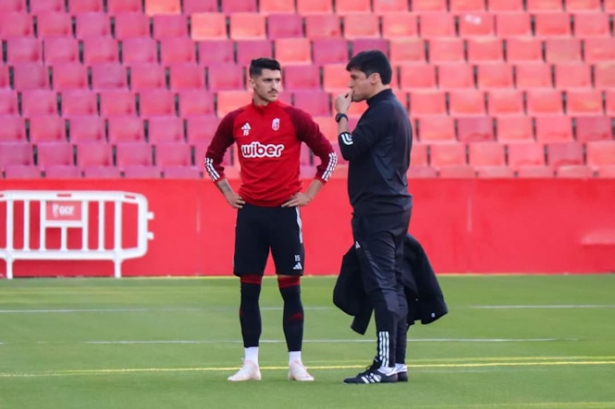 Alexander Medina habla con Carlos Neva durante el entrenamiento (CRISTIAN FERNÁNDEZ) Alexander Medina habla con Carlos Neva durante el entrenamiento (CRISTIAN FERNÁNDEZ)