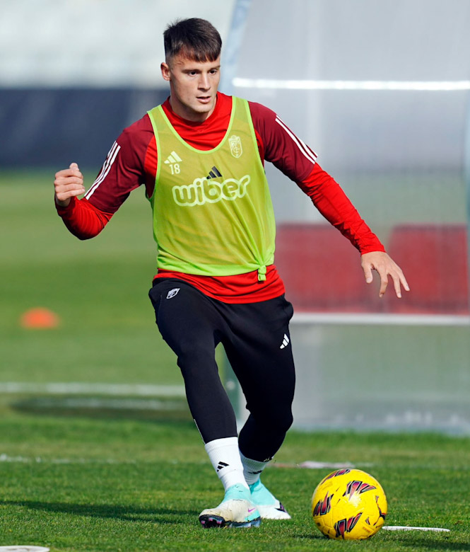 Petrovic, que luce esta semana nuevo loock, podría tener este sábado su primera titularidad en liga (GRANADA CF)