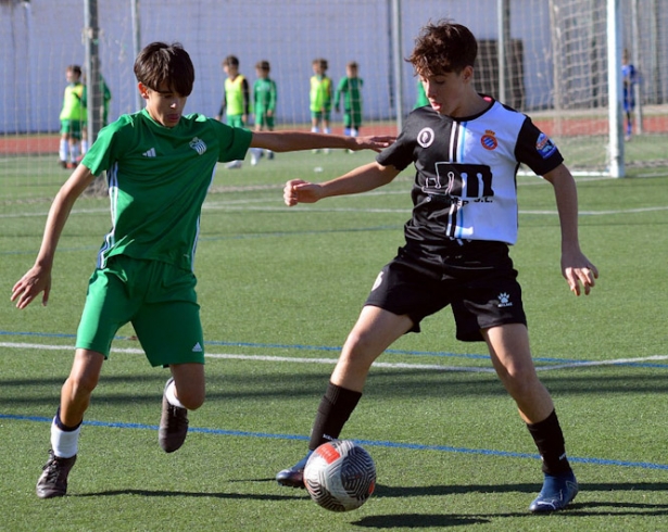 Atarfe y Español Albolote igualaron en el derbi (J. PALMA)