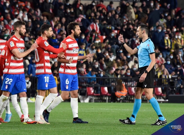 Sánchez Martínez, arbitrando en un partido anterior al Granada CF (JOSÉ M. BALDOMERO) Sánchez Martínez, arbitrando en un partido anterior al Granada CF (JOSÉ M. BALDOMERO)