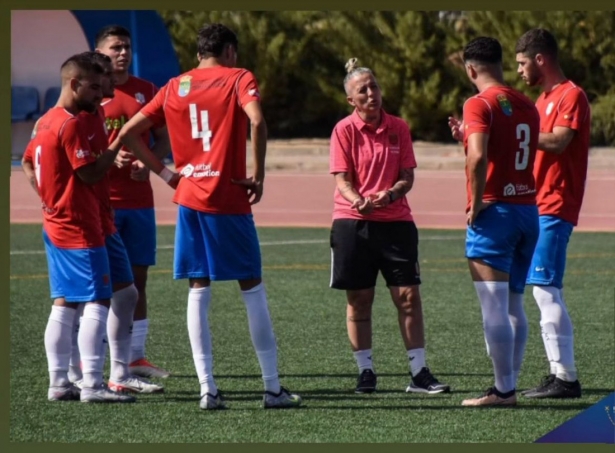 Alejandra Jiménez da instrucciones durante un partido (JOSÉ M. BALDOMERO) Alejandra Jiménez da instrucciones durante un partido (JOSÉ M. BALDOMERO)