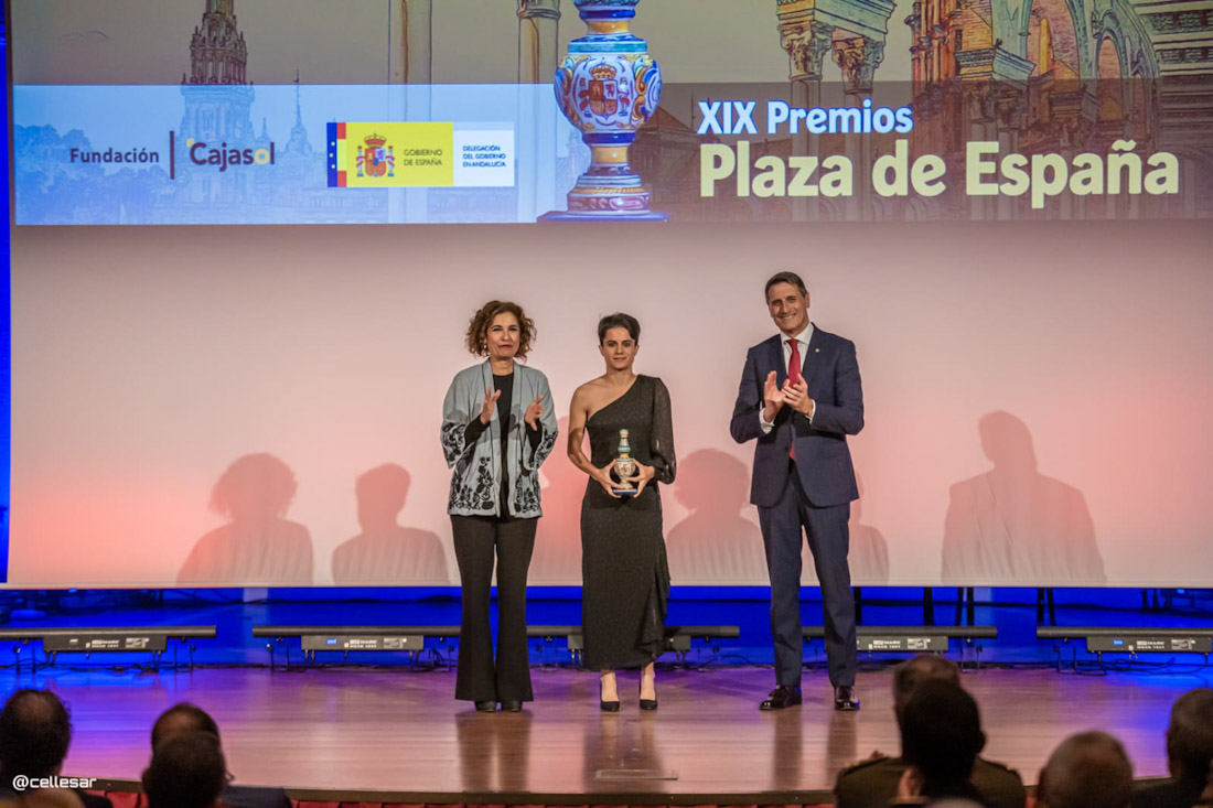 María Pérez recibe el galardón (DELEGACIÓN DEL GOBIERNO)
