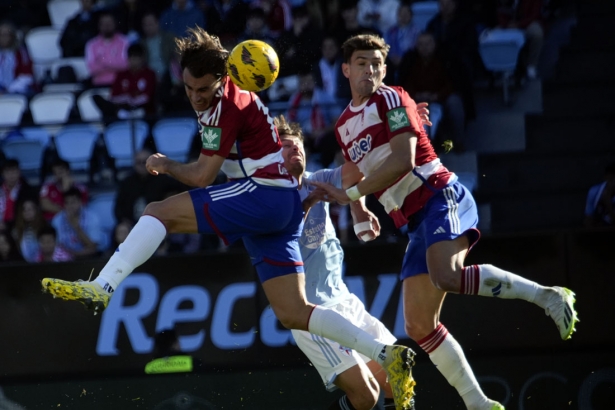 Ignasi Miquel y Lucas Boyé pelean un balón por arriba (LOF) Ignasi Miquel y Lucas Boyé pelean un balón por arriba (LOF)