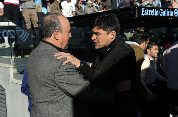 Rafa Benítez saluda a Alexander Medina antes de comenzar el partido (LOF) Rafa Benítez saluda a Alexander Medina antes de comenzar el partido (LOF)