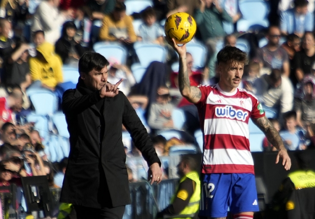 Alexander Medina, entrenador del Granada CF, durante el partido ante el Celta (LOF) Alexander Medina, entrenador del Granada CF, durante el partido ante el Celta (LOF)