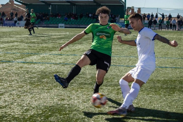 Jorge Vela en una acción del partido (CRISTIAN FERNÁNDEZ) 