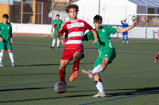Atarfe y Granada B disputaron un intenso derbi (CRISTIAN FERNÁNDEZ) 