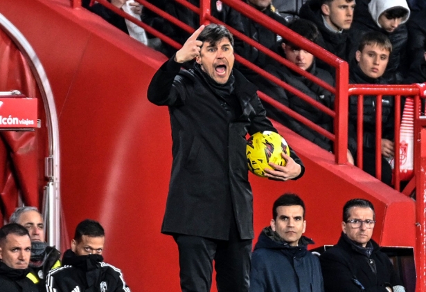 Alexander Medina, entrenador del Granada CF, durante el partido ante el Sevilla FC (JOSÉ M. BALDOMERO) Alexander Medina, entrenador del Granada CF, durante el partido ante el Sevilla FC (JOSÉ M. BALDOMERO)