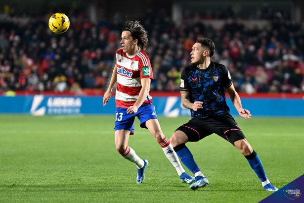 Álvaro Carreras fue de lo poco salvable del Granada CF (JOSÉ M. BALDOMERO) Álvaro Carreras fue de lo poco salvable del Granada CF (JOSÉ M. BALDOMERO)