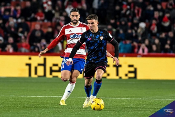 Antonio Puertas persigue a un jugador del Sevilla (JOSÉ M. BALDOMERO) Antonio Puertas persigue a un jugador del Sevilla (JOSÉ M. BALDOMERO)