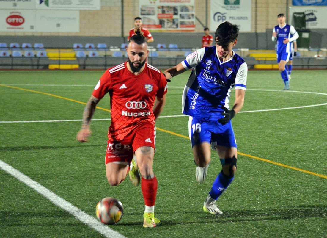 Soma busca arrebatarle el balón a Migue Cobo (J. PALMA) 