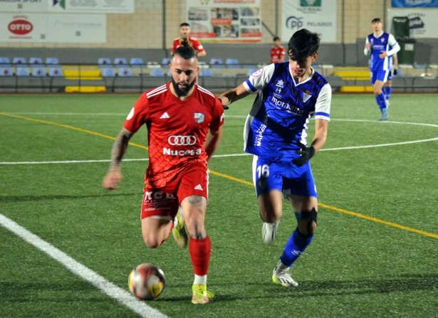 Soma busca arrebatarle el balón a Migue Cobo (J. PALMA) 