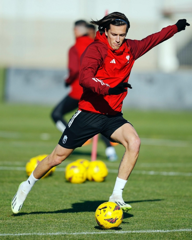 Álvaro Carreras durante un entrenamiento (GRANADA CF) Álvaro Carreras durante un entrenamiento (GRANADA CF)