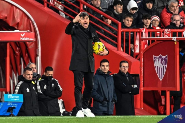 El `Cacique` Medina durante el partido ante el Sevilla (JOSÉ M. BALDOMERO) El `Cacique` Medina durante el partido ante el Sevilla (JOSÉ M. BALDOMERO)